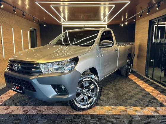 TOYOTA HILUX 2.8 D-4D TURBO DIESEL CS 4X4 MANUAL TOYOTA HILUX 2.8 D-4D TURBO DIESEL CS 4X4 MANUAL